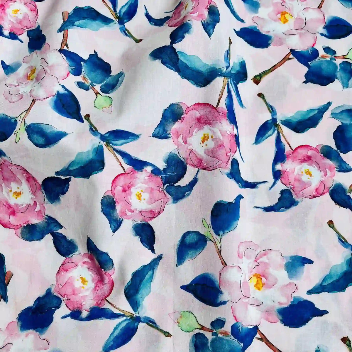 Le Linon de coton imprimé multicolore au mètre de Longan Craft France est un tissu doux en coton linon avec des motifs floraux roses, des feuilles bleu-vert et des centres jaunes de style aquarelle sur un fond pastel. Idéal pour les projets de couture.