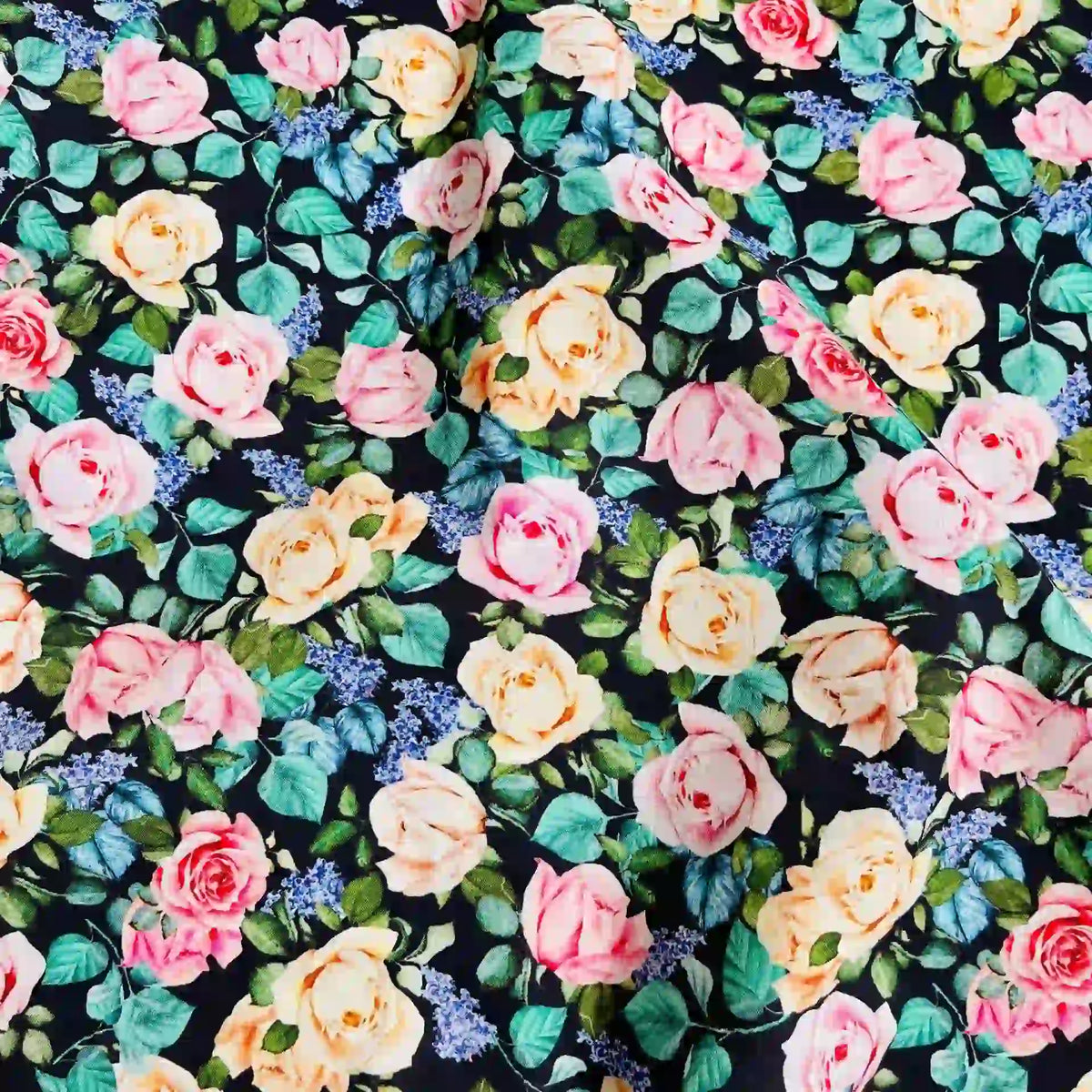 Le linon de coton imprimé multicolore au mètre de Longan Craft France présente des roses roses, jaunes et pêche, des feuilles vertes et de petites fleurs violettes sur fond sombre. Tissu doux idéal pour vos créations florales.