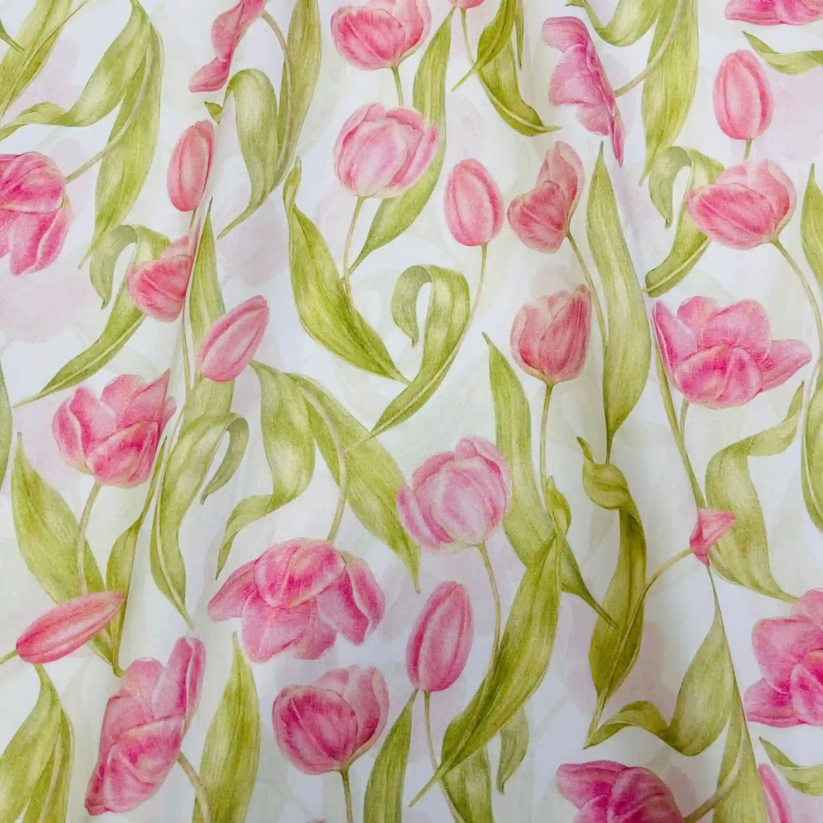 Linon de coton imprimé multicolore au mètre de Longan Craft France : tissu linon doux à fleurs, avec motif répété de tulipes roses et feuilles vertes peintes à la main sur fond blanc, effet aquarelle.