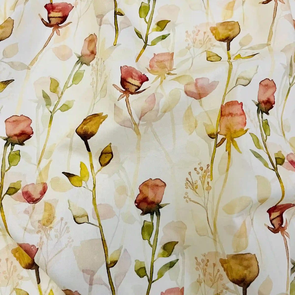 Le Linon de coton imprimé multicolore au mètre de Longan Craft France est un tissu de coton doux avec des motifs floraux de roses roses et jaunes de style aquarelle, accentués par des tiges et des feuilles vertes sur un fond clair.