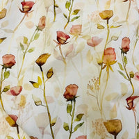 Le Linon de coton imprimé multicolore au mètre de Longan Craft France est un tissu de coton doux avec des motifs floraux de roses roses et jaunes de style aquarelle, accentués par des tiges et des feuilles vertes sur un fond clair.