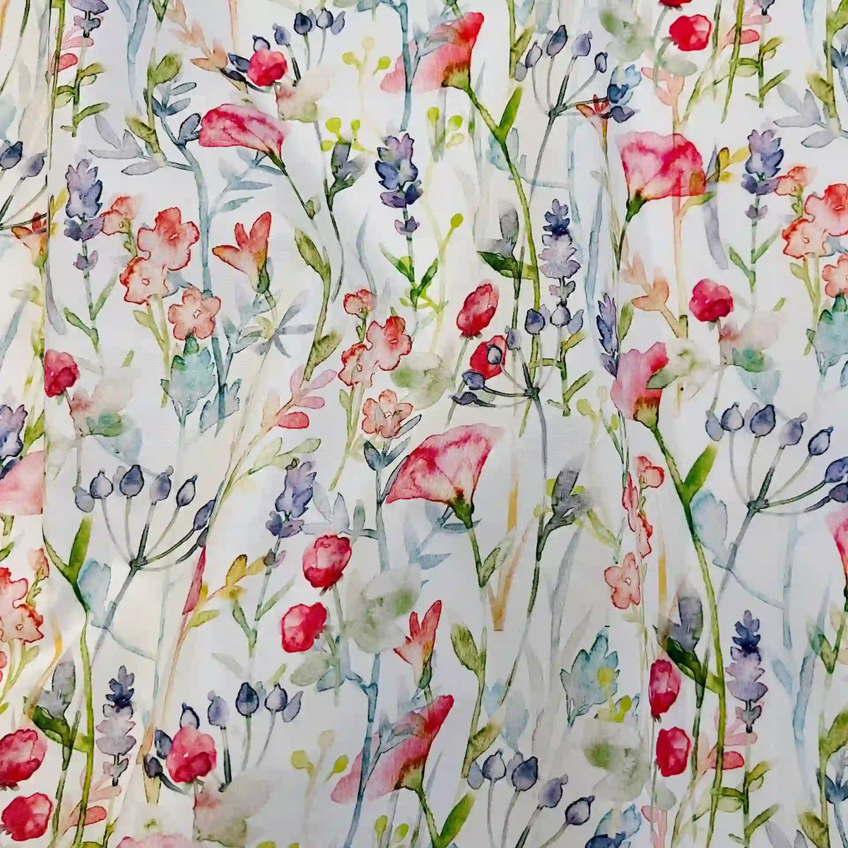 Le tissu "Linon de coton imprimé multicolore au mètre" de Longan Craft France est un linon doux à fleurs, avec motifs aquarelle roses, violets, rouges et verts sur fond blanc, agrémenté de feuilles et tiges pour une touche botanique légère.