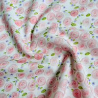 Linon de coton imprimé multicolore au mètre de Longan Craft France, doux et au motif floral (roses roses, feuilles vertes, petites fleurs violettes) sur fond blanc. Parfait pour vos créations textiles.