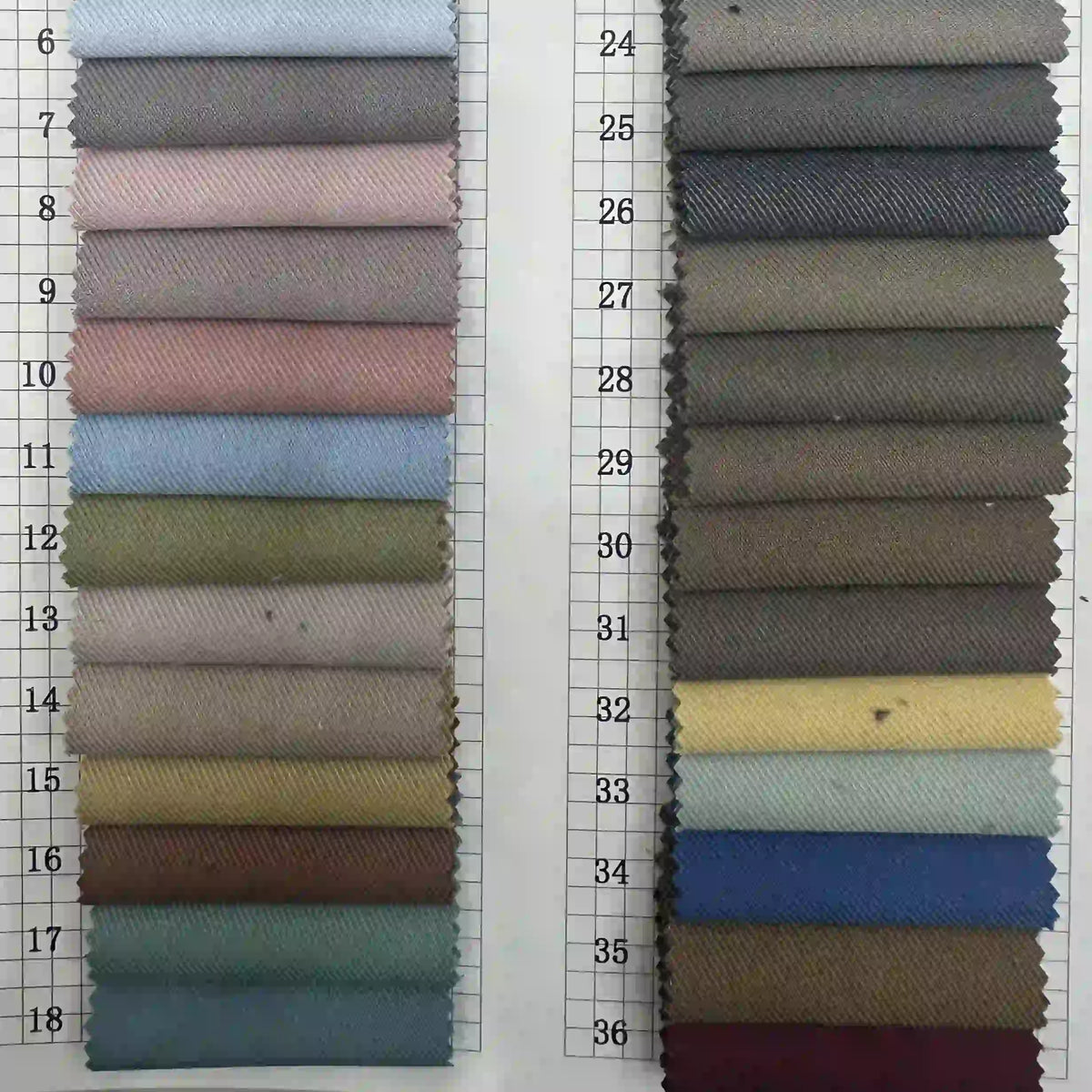 Deux colonnes d'échantillons de Tissu gabardine stretch multicolore au mètre (1-36), par Longan Craft France : tons clairs à gauche, tons plus foncés et neutres à droite - gabardine viscose idéale pour les uniformes et les costumes personnalisés.