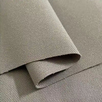 Gros plan sur la gabardine multicolore en viscose extensible de Longan Craft France, qui présente une fine texture côtelée en diagonale - parfaite pour les uniformes ajustés - pliée et présentée sur une surface plane.