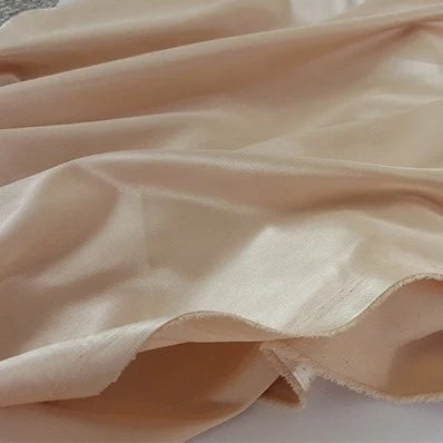Le tissu en satin multicolore au mètre de Longan Craft France présente une surface lisse et légèrement brillante en polyester avec un bord brut sur un côté, ce qui le rend idéal pour des créations vestimentaires élégantes.