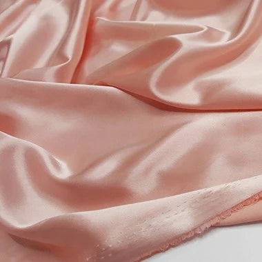 Gros plan sur le satin multicolore au mètre de Longan Craft France, un polyester soyeux parfait pour l'habillement, dont la texture lisse et la brillance douce sont mises en valeur par des plis élégants.