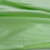 Le Tissu en satin multicolore au mètre de Longan Craft France est un tissu satin polyester soyeux, parfait pour vêtements, présenté à plat avec de douces ondulations et une finition légèrement brillante.