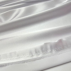 Gros plan sur le tissu en satin multicolore au mètre de Longan Craft France, un tissu en satin de polyester brillant et doux aux plis délicats, idéal pour les vêtements élégants.