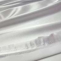 Gros plan sur le tissu en satin multicolore au mètre de Longan Craft France, un tissu en satin de polyester brillant et doux aux plis délicats, idéal pour les vêtements élégants.