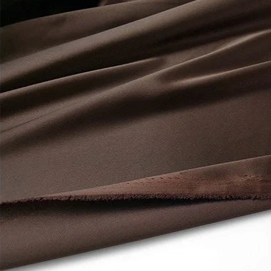 Un gros plan sur le satin de polyester multicolore de Longan Craft France révèle sa texture lisse et légèrement brillante, ainsi que ses bords finis, idéaux pour l'habillement.