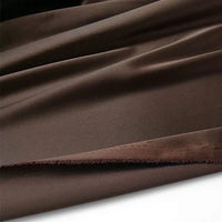 Un gros plan sur le satin de polyester multicolore de Longan Craft France révèle sa texture lisse et légèrement brillante, ainsi que ses bords finis, idéaux pour l'habillement.
