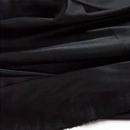 Gros plan sur un tissu lisse et multicolore en satin de polyester de Longan Craft France, vendu au mètre. Sa texture soyeuse se caractérise par des plis doux et une brillance subtile, idéale pour créer des vêtements élégants.