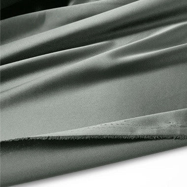 Gros plan sur le tissu en satin multicolore au mètre de Longan Craft France - un tissu en polyester brillant à bord brut, posé à plat sur du blanc - idéal pour créer des vêtements élégants.