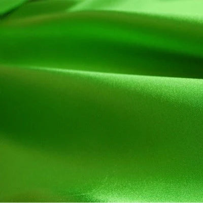 Gros plan sur un tissu en satin multicolore au mètre, soyeux et lumineux, de Longan Craft France, composé de polyester lisse aux reflets doux, idéal pour l'habillement. Tissu en satin multicolore au mètre, soyeux et lumineux.