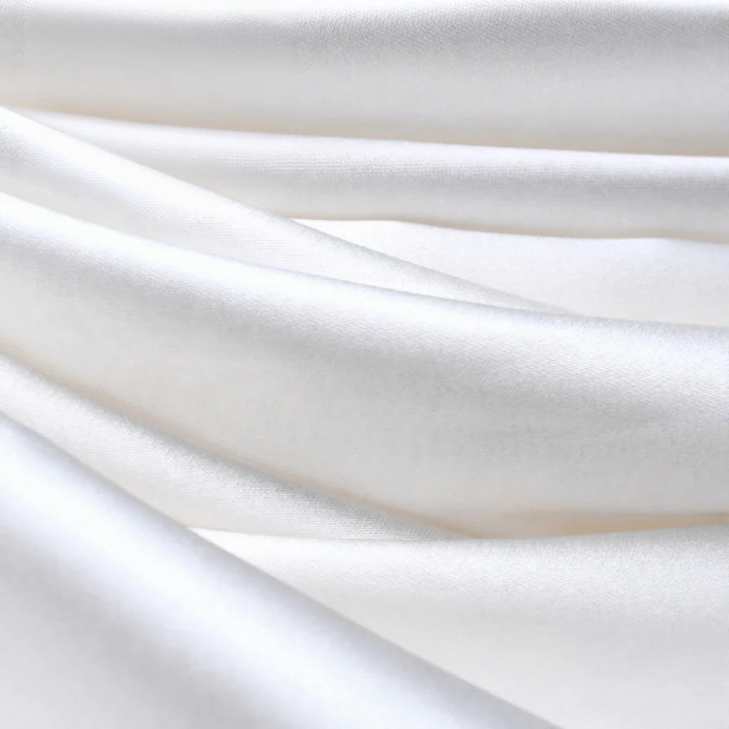 Gros plan sur le tissu en satin multicolore au mètre de Longan Craft France, un satin de polyester brillant parfait pour les vêtements, présentant des plis lisses et une brillance douce-idéal pour robes et créations raffinées.