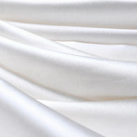 Gros plan sur le tissu en satin multicolore au mètre de Longan Craft France, un satin de polyester brillant parfait pour les vêtements, présentant des plis lisses et une brillance douce-idéal pour robes et créations raffinées.