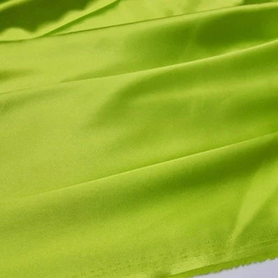 Gros plan sur le Tissu en satin multicolore au mètre de Longan Craft France, aux plis délicats et à la brillance douce, parfait comme soyeux tissu satin polyester pour des vêtements élégants.