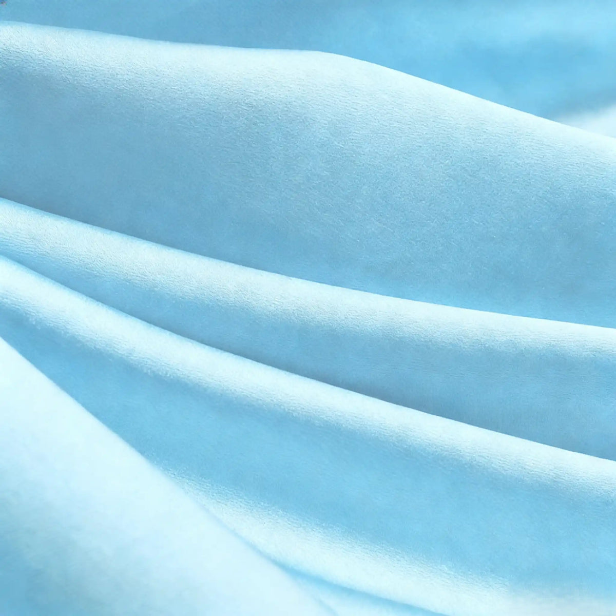 Gros plan sur le Tissu en satin multicolore au mètre de Longan Craft France, un satin de polyester doux aux plis délicats et à la texture lisse et ondulée - idéal pour les vêtements comme des robes.
