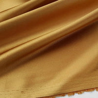 Gros plan sur le Tissu en satin multicolore au mètre de Longan Craft France, un satin de polyester lisse et brillant aux plis élégants, idéal pour confectionner des robes et des vêtements luxueux qui reflètent magnifiquement la lumière.