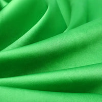 Gros plan sur le tissu satin multicolore au mètre de Longan Craft France, une matière polyester soyeuse aux plis délicats et à la surface brillante et réfléchissante, parfaite pour l'habillement.