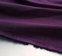 Un gros plan du tissu en satin multicolore au mètre de Longan Craft France montre sa texture polyester lisse et soyeuse et son bord légèrement effiloché, idéal pour les peignoirs et les vêtements.