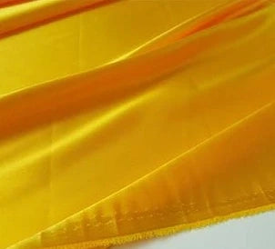 Gros plan sur le Tissu en satin multicolore au mètre de Longan Craft France, un satin de polyester doux et brillant, parfait pour les robes élégantes ou les projets de couture créatifs. Le tissu présente une brillance lisse avec des plis visibles et des bords cousus.