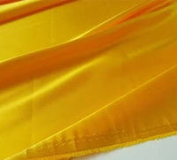 Gros plan sur le Tissu en satin multicolore au mètre de Longan Craft France, un satin de polyester doux et brillant, parfait pour les robes élégantes ou les projets de couture créatifs. Le tissu présente une brillance lisse avec des plis visibles et des bords cousus.