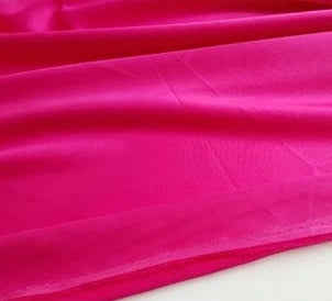 Un tissu de satin lisse et multicolore de Longan Craft France est étalé, révélant sa surface de polyester brillante et légèrement réfléchissante avec des plis souples - idéal pour la confection de vêtements.