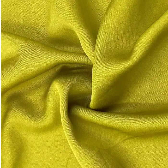 Gros plan sur le satin de viscose multicolore au mètre de Longan Craft France, un tissu 100 % cellulose au drapé et à la texture élégants, idéal pour les robes du soir.
