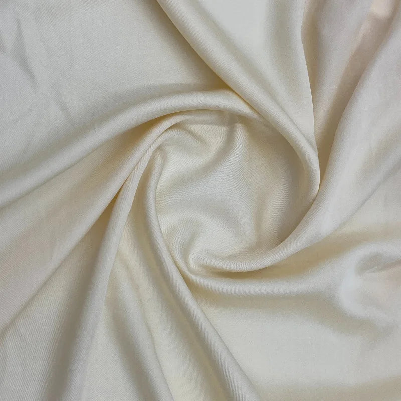 Gros plan sur le Satin de viscose multicolore de Longan Craft France, un tissu 100 % viscose à la texture douce et aux reflets légers - parfait pour des robes de soirée élégantes.