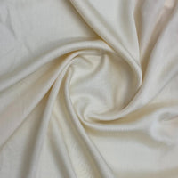 Gros plan sur le Satin de viscose multicolore de Longan Craft France, un tissu 100 % viscose à la texture douce et aux reflets légers - parfait pour des robes de soirée élégantes.