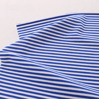 The Longan Craft France Tissu jersey coton rayé multicolore au mètre, un jersey coton élasthanne extensible pour vêtements de sport, présente des rayures horizontales bleues et blanches sur fond uni blanc.