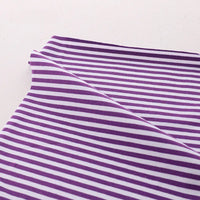 Gros plan sur le Tissu jersey coton rayé multicolore au mètre de Longan Craft France, présentant des rayures horizontales et une couture apparente, présenté sur une surface plane avec un coin plié.