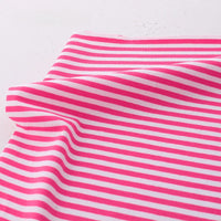 Un morceau de Tissu jersey coton rayé multicolore au mètre de Longan Craft France, tissu de coton extensible pour vêtements de sport, est présenté avec des rayures horizontales roses et blanches sur une surface blanche.