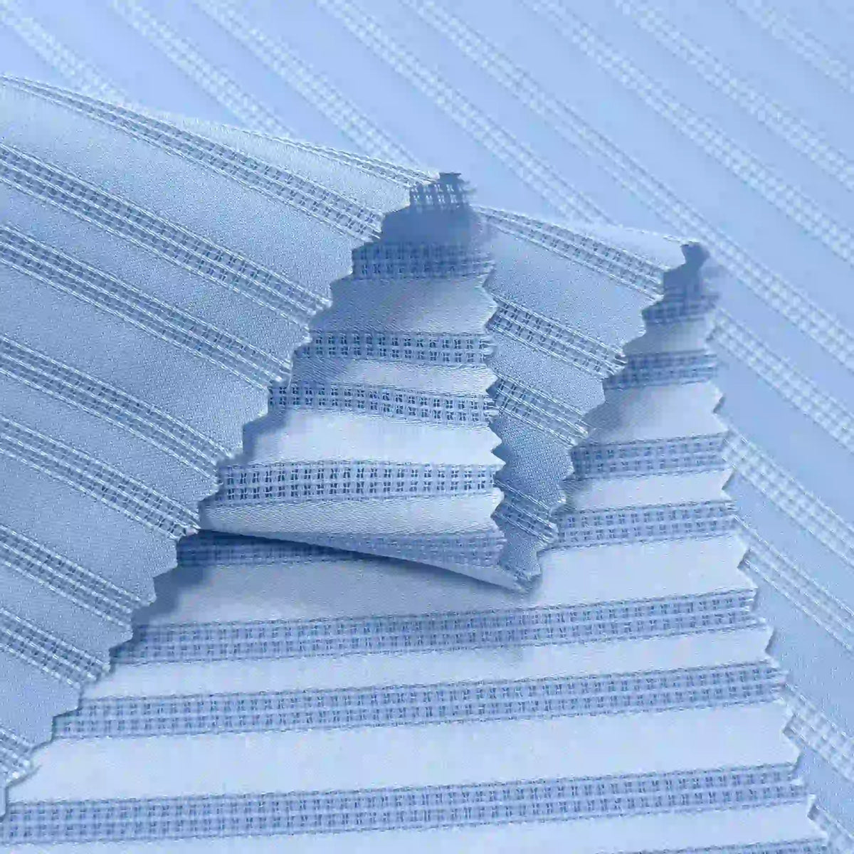 Le tissu dobby rayé multicolore en polyester de Longan Craft France, doux et lisse, offre une texture subtile avec des bords zigzag, parfait pour vêtements. Vendu au mètre, idéal comme tissu chemise aéré.