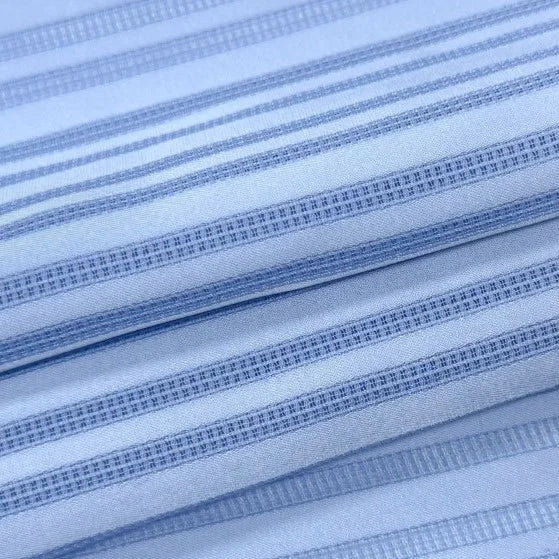 Gros plan sur le tissu dobby rayé multicolore en polyester au mètre de Longan Craft France, qui présente des rayures horizontales parallèles aux motifs variés et une texture lisse et bien pliée, parfaite pour créer des chemises respirantes et douces.