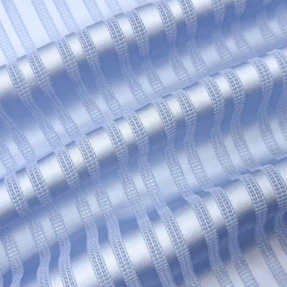 Gros plan sur le tissu dobby rayé multicolore en polyester au mètre de Longan Craft France, qui présente des rayures horizontales transparentes et satinées avec un drapé doux et une brillance subtile - idéal tissu chemise dobby doux et lisse pour vêtements.