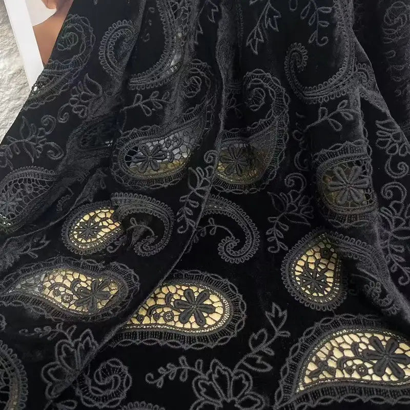 Velours noir brodé motif paisley au mètre