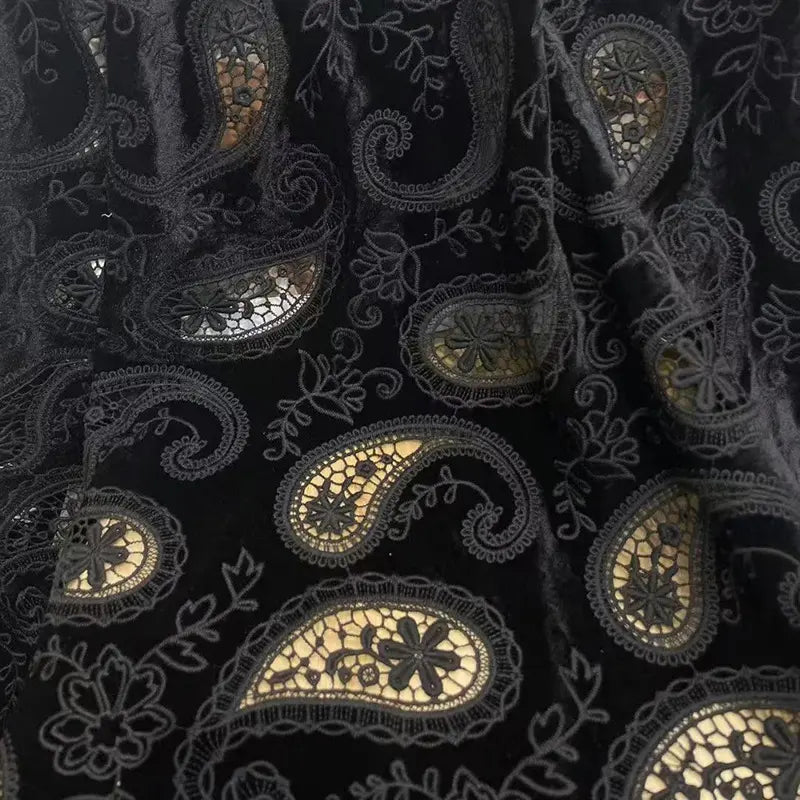 Velours noir brodé motif paisley au mètre