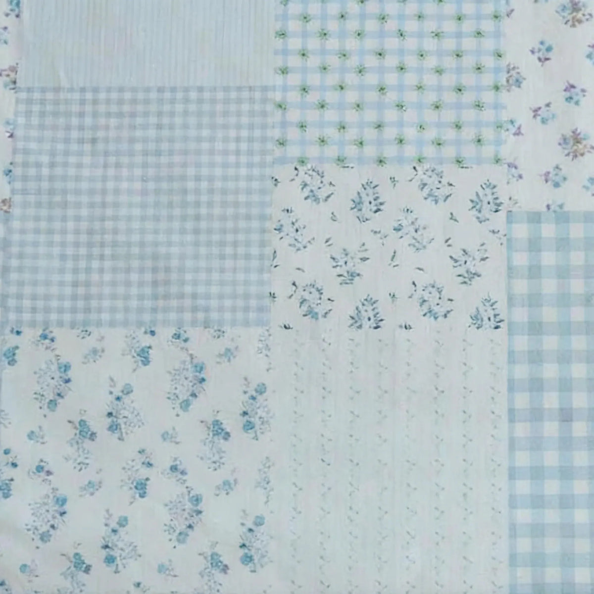 Le "Tissu popeline de coton style patchwork" de Longan Craft France présente des motifs de fleurs et de carreaux pastel, parfaits pour des vêtements élégants. Il est disponible au mètre sous forme de popeline de coton confortable.