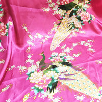 Découvrez le tissu satin imprimé paon au mètre de Longan Craft France : un satin coloré à motifs paons, branches et fleurs blanches, idéal pour créer des accessoires élégants.