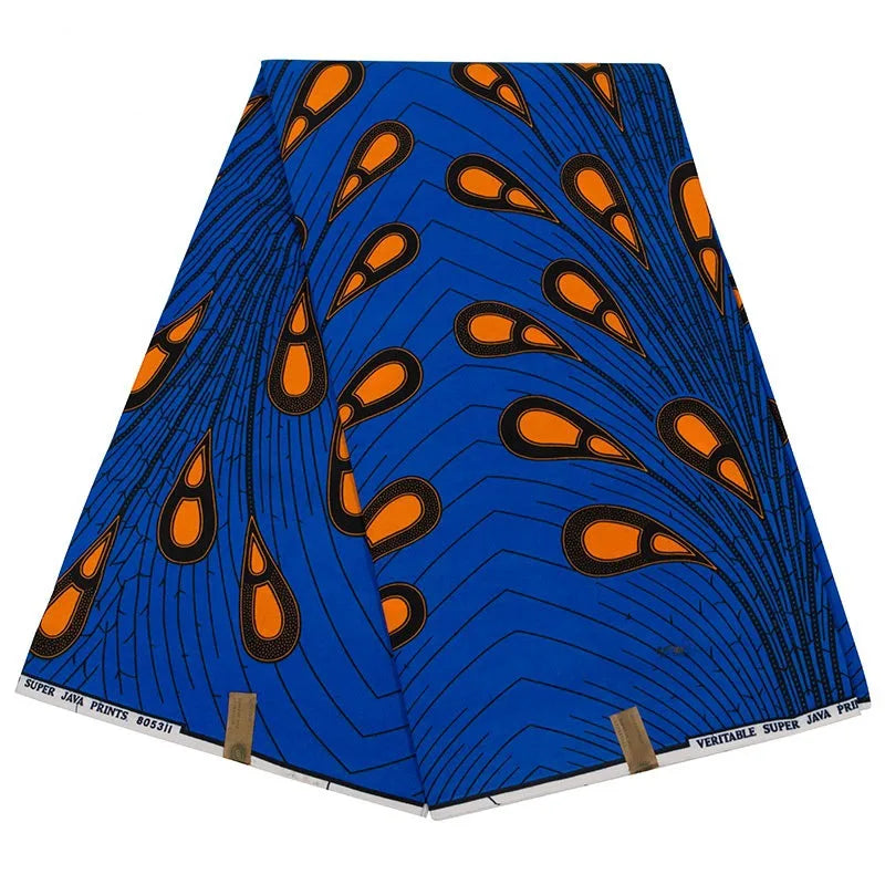Un morceau de Tissu Ankara imprimé plume de paon par Longan Craft France, tissu wax 100% coton avec des motifs de plumes orange et noires sur fond bleu, étiqueté "VERITABLE SUPER JAVA PRINTS"-idéal pour les tops DIY et les projets créatifs.