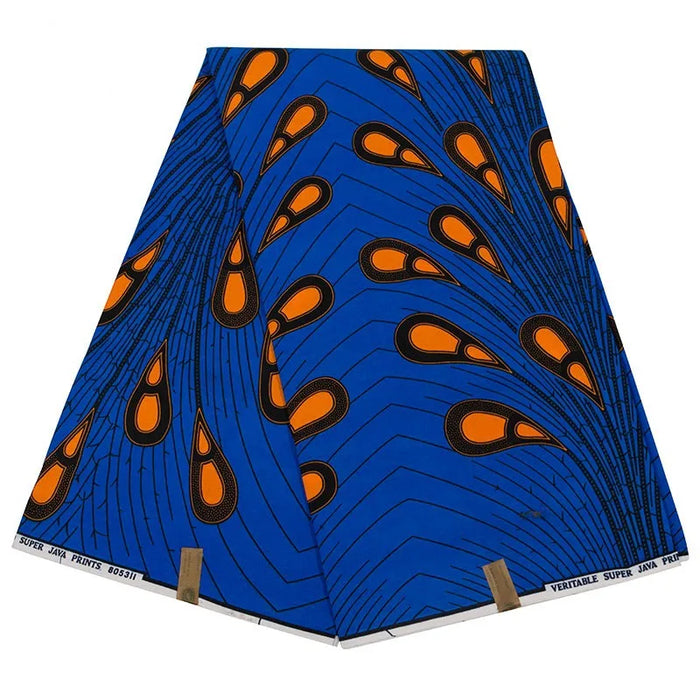 Un morceau de Tissu Ankara imprimé plume de paon par Longan Craft France, tissu wax 100% coton avec des motifs de plumes orange et noires sur fond bleu, étiqueté "VERITABLE SUPER JAVA PRINTS"-idéal pour les tops DIY et les projets créatifs.