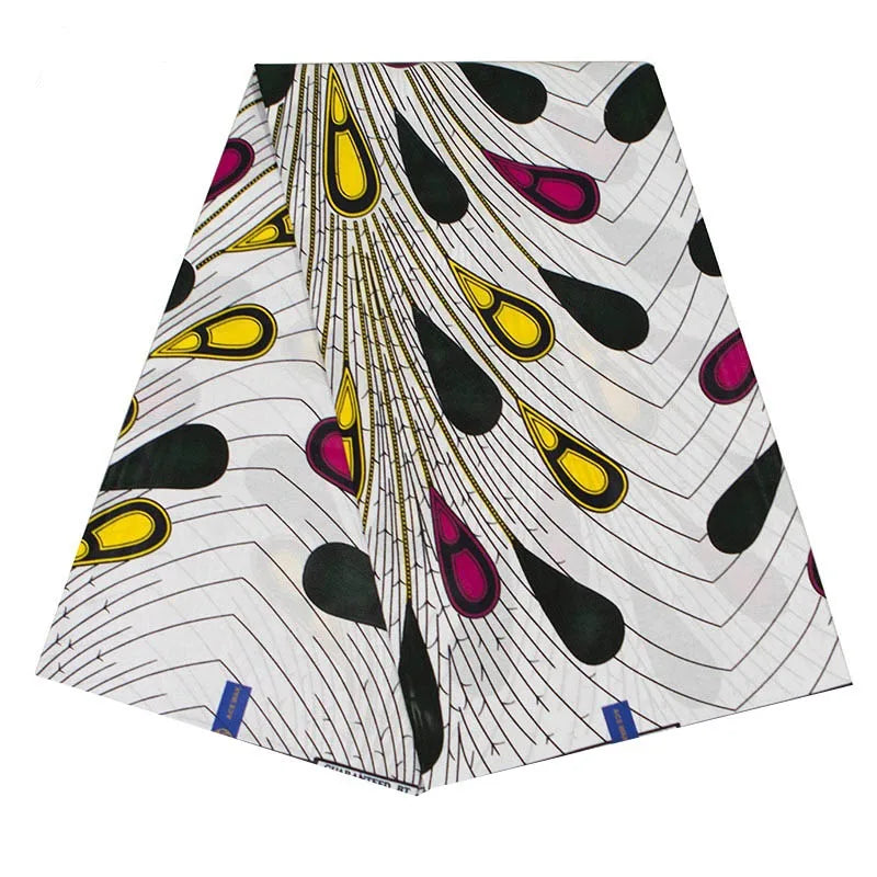 Le Tissu Ankara imprimé plume de paon au mètre de Longan Craft France est un tissu wax africain 100 % coton avec motif plume coloré, idéal pour créations DIY de hauts et autres projets couture.