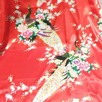 Tissu satin imprimé paon au mètre de Longan Craft France : tissu satiné orné de paons colorés, fleurs roses et blanches, parfait pour la décoration intérieure ou créer des accessoires élégants.