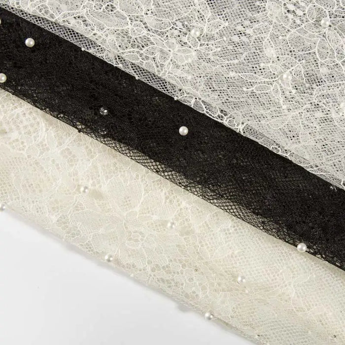 L'image montre trois bandes de Longan Craft France Dentelle perlée au mètre : une dentelle blanc cassé, une dentelle noire avec de petites perles blanches, et une dentelle blanc cassé ornée de perles. Chacune présente un motif floral délicat, idéal pour les robes de mariée ou les projets de bricolage.