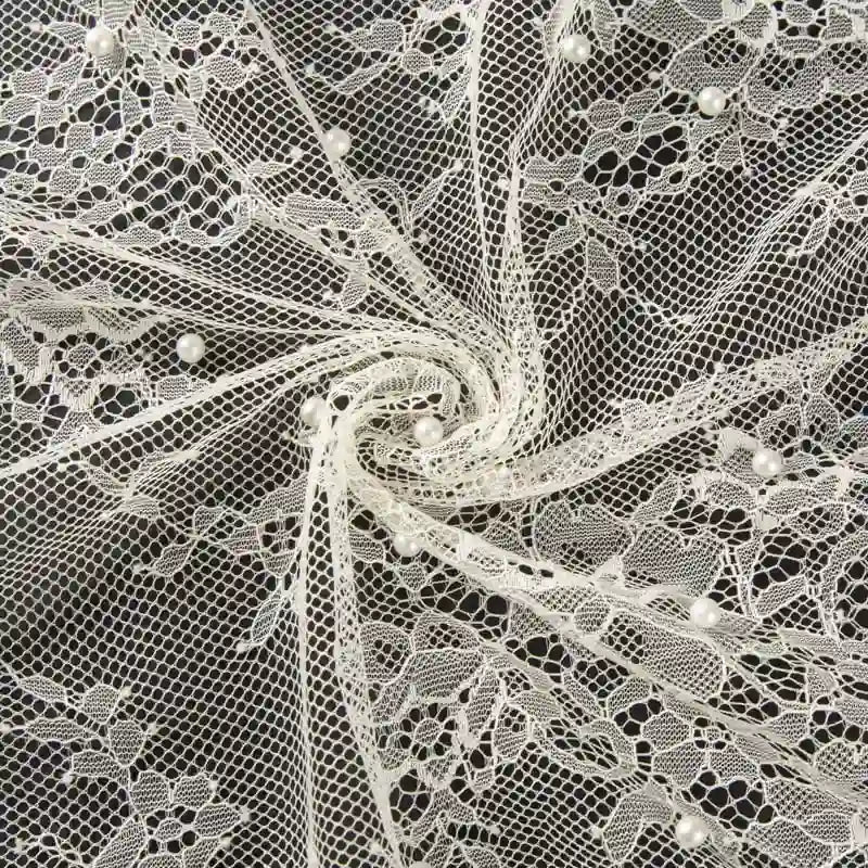Dentelle perlée de haute qualité Longan Craft France, idéale pour robes et mariée DIY, est présentée en cercle sur fond sombre ; tissu dentelle florale blanche avec perles, vendue au mètre.