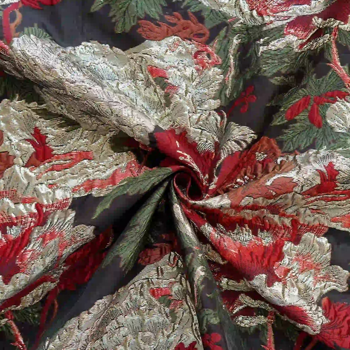 Gros plan sur le Tissu brocart métallisé embossé pivoine de Longan Craft France, un luxueux tissu floral jacquard noir et or pour les robes du soir, avec de légers plis tourbillonnant au centre.