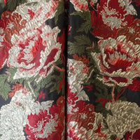 Gros plan sur le Tissu brocart métallisé embossé pivoine de Longan Craft France, un luxueux jacquard aux motifs floraux ornés de noir et d'or, parfait pour les robes du soir, à l'aspect texturé et métallique.